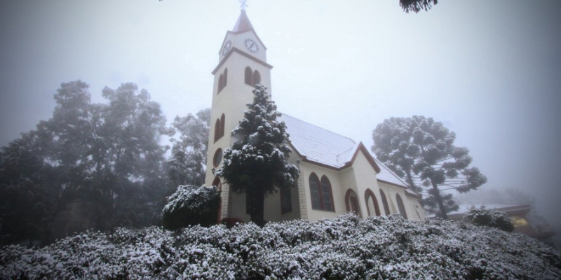 Igreja do Relógio na neve em Gramado - RS